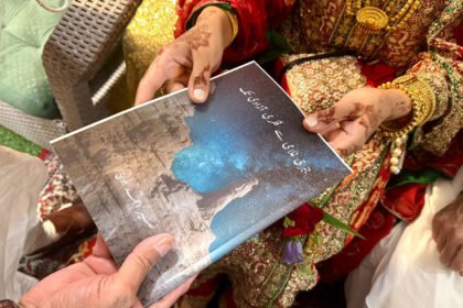 نصیر احمد اپنی بیٹی حفصہ بلوچ کی شادی اپنی کتاب تحفے میں دے رہے ہیں