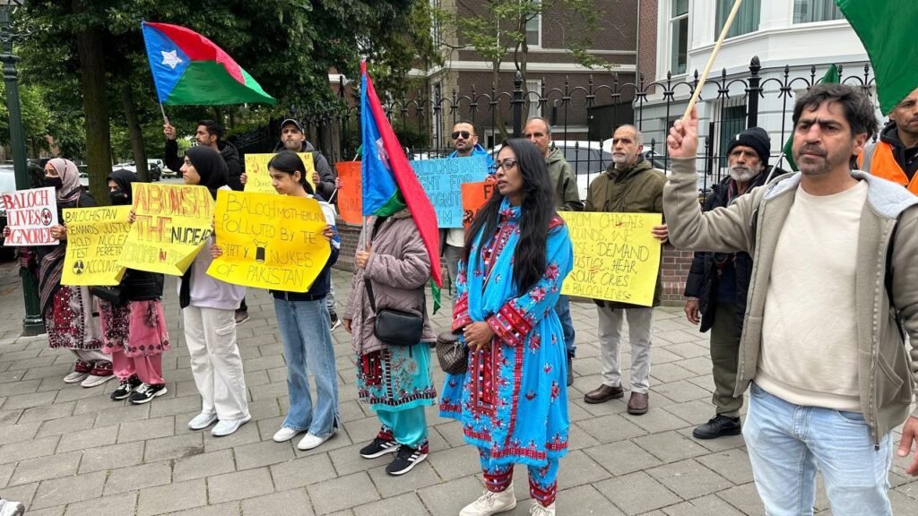 نیدرلینڈز کے شہر دی ہیگ میں بلوچ نیشنل موومنٹ (بی این ایم) کی جانب سے 28 مئی 1998 کو بلوچستان کے علاقے چاغی میں کیے گئے ایٹمی دھماکوں کے خلاف ایک احتجاجی ریلی نکالی گئی اور پاکستانی سفارتخانے کے سامنے مظاہرہ کیا گیا۔ مظاہرین نے ہاتھوں میں پلے کارڈز اور بینرز اٹھا رکھے تھے جن پر بلوچستان میں ایٹمی تجربات، جبری قبضے اور انسانی حقوق کی پامالیوں کے خلاف نعرے درج تھے۔ شرکاء نے چاغی میں کیے گئے ایٹمی دھماکوں، بلوچستان کی جبری الحاق اور آزادی کی جدوجہد کے حق میں نعرے لگائے۔ مظاہرے سے بی این ایم نیدرلینڈز چیپٹر کے صدر مہیم عبدالرحیم، ڈاکٹر لطیف بلوچ، واحد بلوچ، عصا بجار، زہرہ بلوچ اور پشتون تحفظ موومنٹ (پی ٹی ایم) کے کارکن زر خان نے خطاب کیا۔